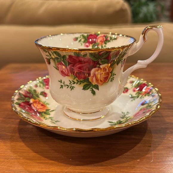 Royal Albert Old Country Roses Teacup Saucer Bone China 1962 Cottagecore Gold - Picture 1 of 16